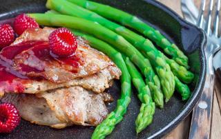 Marios-Italian-Deli Pork Cutlets with Raspberry Sauce & Asparagus