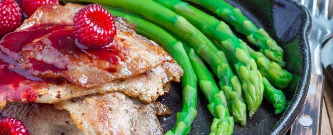 Marios-Italian-Deli Pork Cutlets with Raspberry Sauce & Asparagus